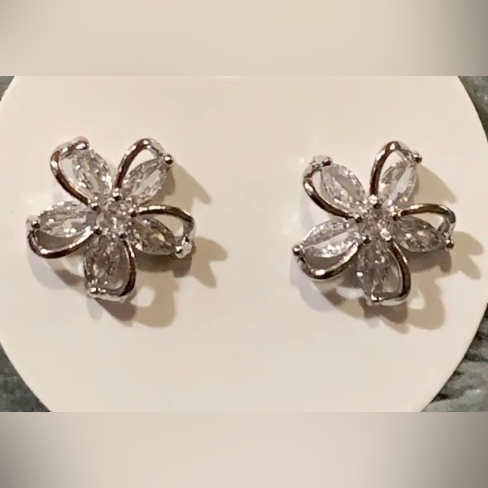 18k White Gold Plated CZ flower stud earrings. New. - Picture 7 of 13